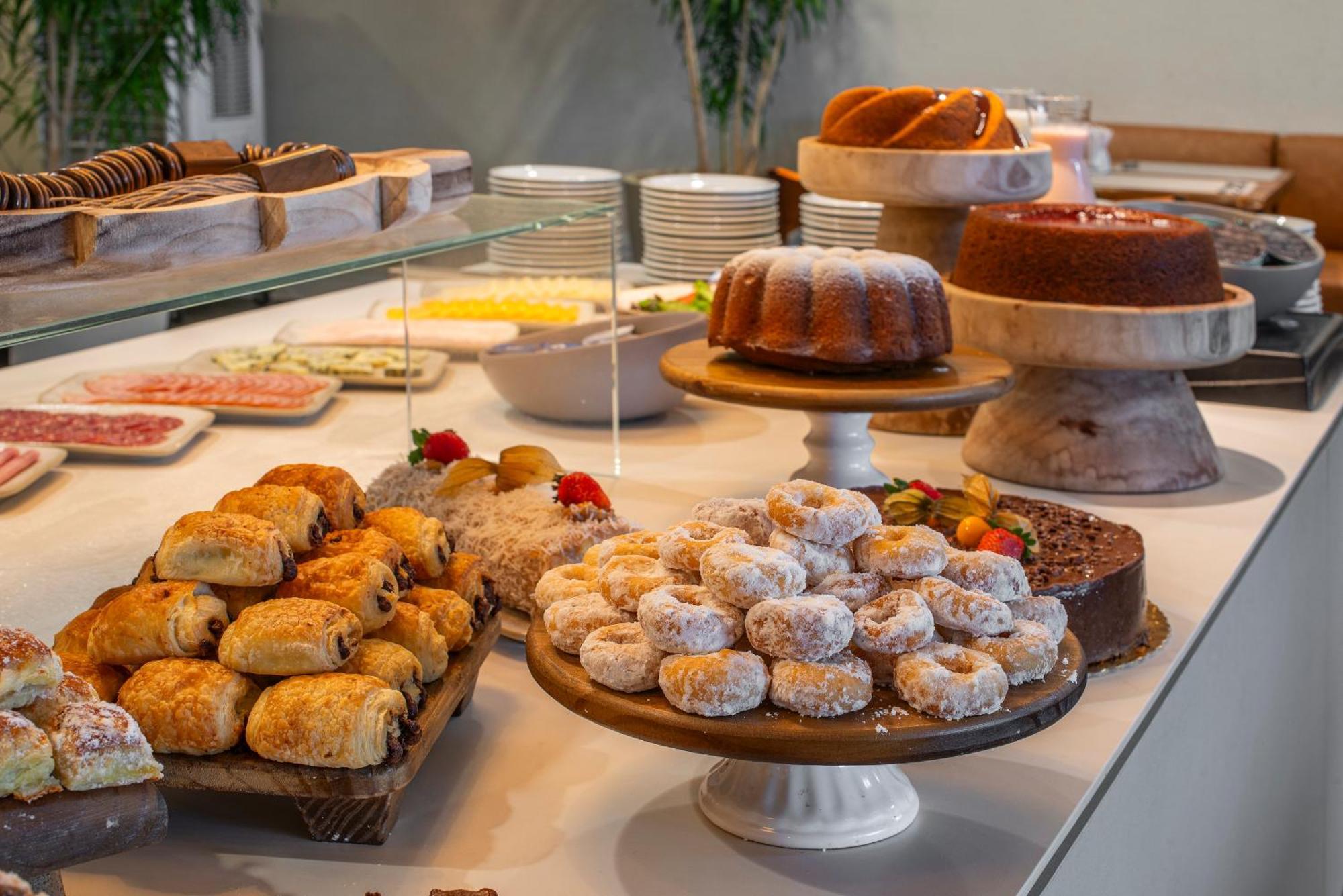 Lifestyle Laghetto Collection Hotel Rio de Janeiro Luaran gambar A selection of pastries at a buffet