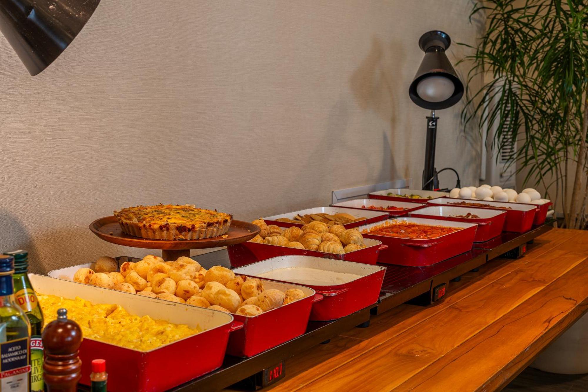 Lifestyle Laghetto Collection Hotel Rio de Janeiro Luaran gambar A buffet at a restaurant