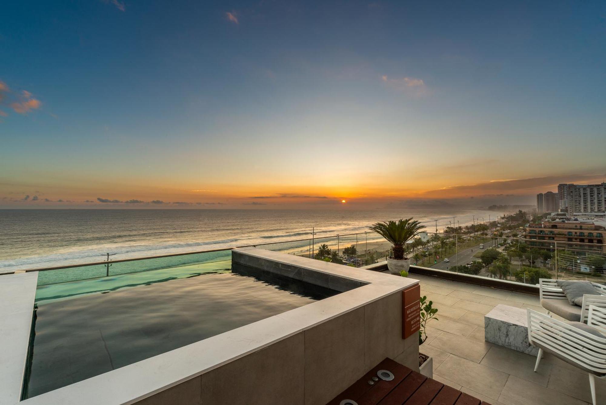 Lifestyle Laghetto Collection Hotel Rio de Janeiro Luaran gambar Sunset at the rooftop pool