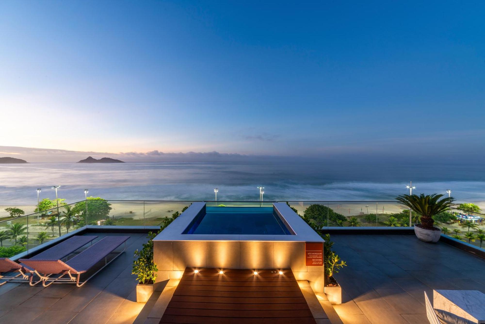 Lifestyle Laghetto Collection Hotel Rio de Janeiro Luaran gambar The rooftop pool at the hotel